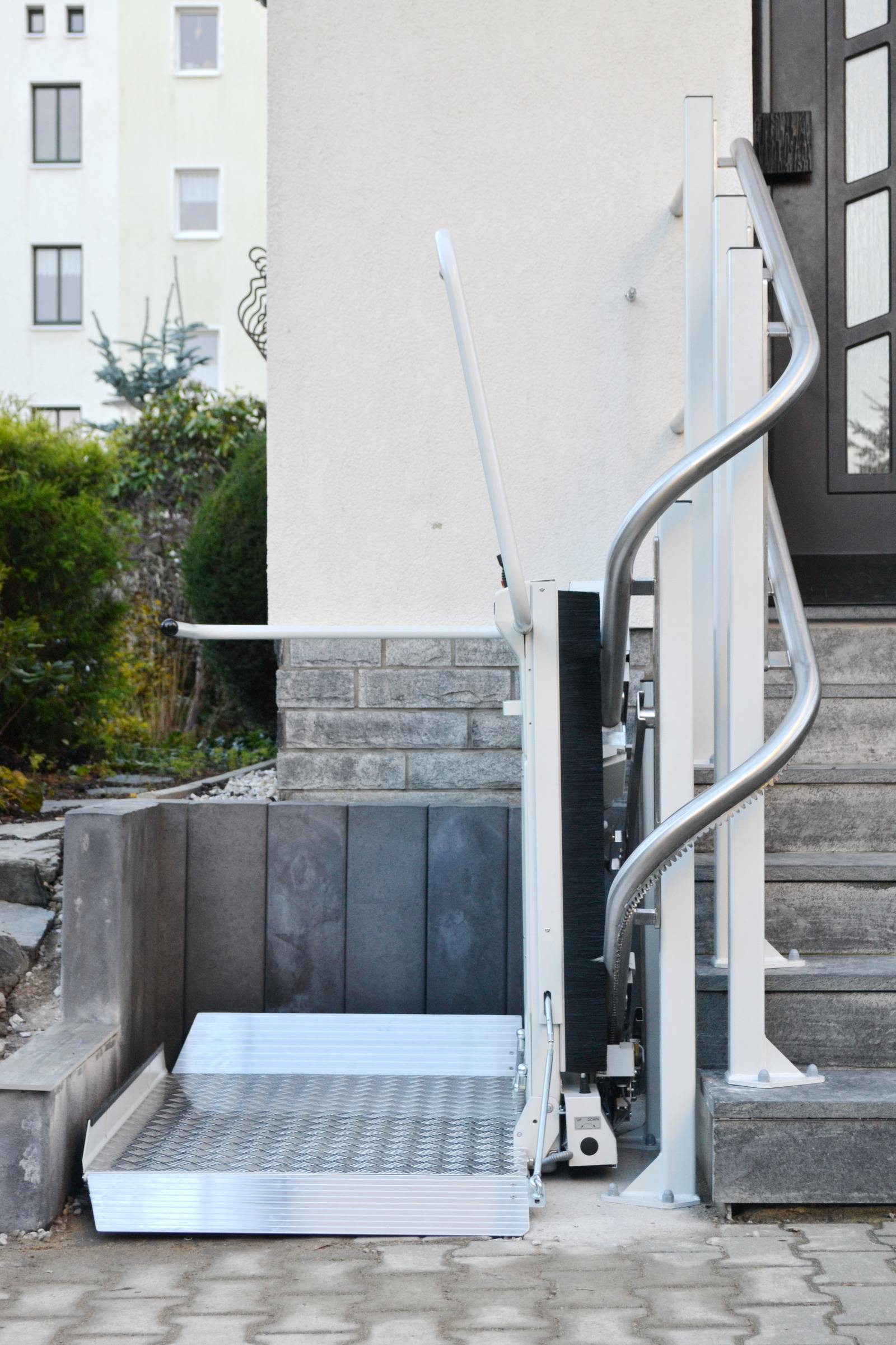 Gebrauchte Plattformlift für kurvige Treppen